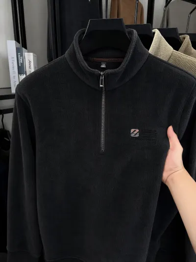 服装挂拍手抓图(一个胸标)预览图