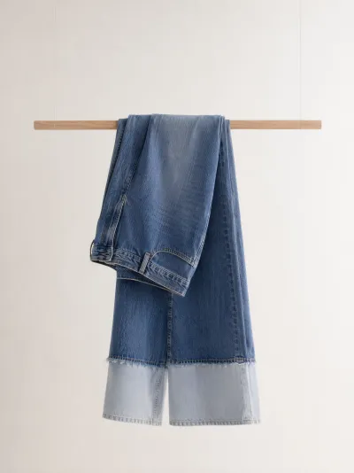 纯白极简悬挂服装挂拍图。预览图