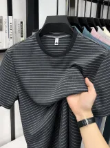 有胸标的服装手抓图示例图 1