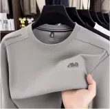 长袖服装手抓图（有胸标）示例图 1